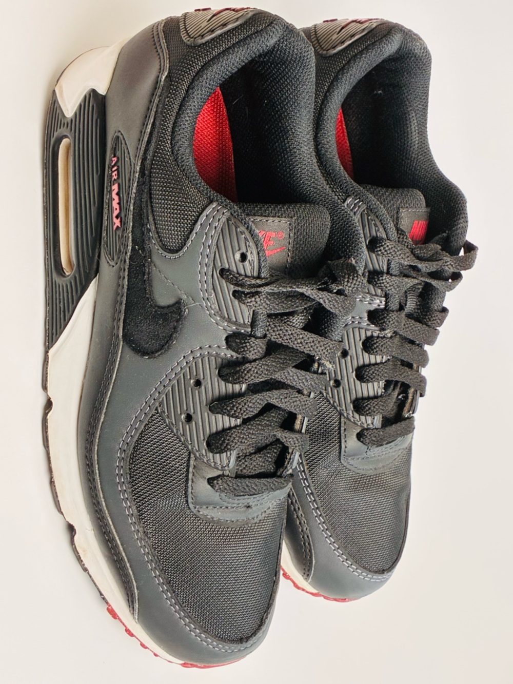 Nike Air Max 90 sneakers Team Red colorway size 9 Black and Red